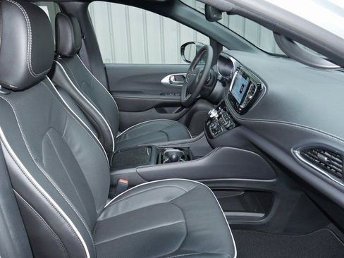 New 2026 Chrysler Pacifica Limited image 30