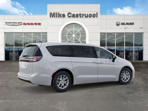 New 2026 Chrysler Pacifica Select image 5