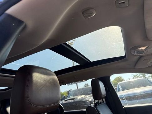 Used 2019 Chrysler Pacifica Limited w/ Tire & Wheel Group FWD image 9