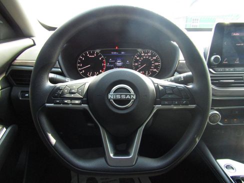 Used 2023 Nissan Altima 2.5 SV FWD image 14