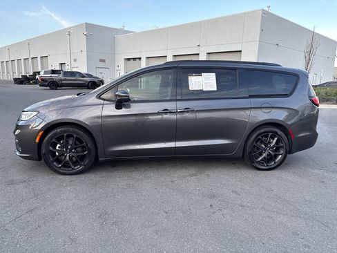 Certified 2022 Chrysler Pacifica Limited w/ Uconnect Theater Family Group image 6