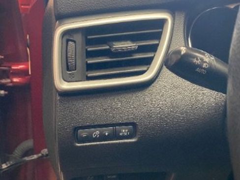 Used 2016 Nissan Rogue SV image 19