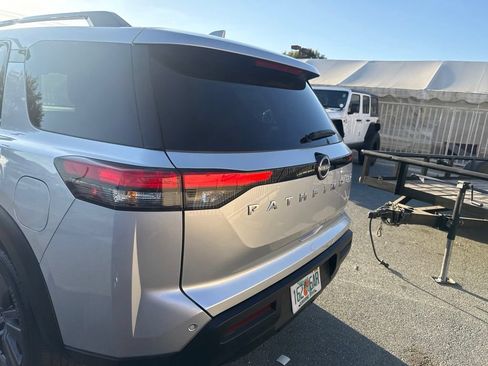Used 2025 Nissan Pathfinder SV AWD/4WD image 21