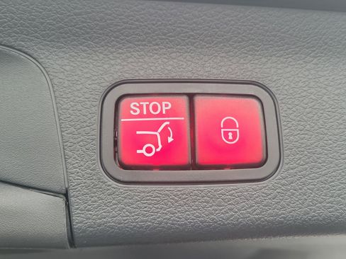 Used 2024 Mercedes-Benz GLS 450 4MATIC image 9