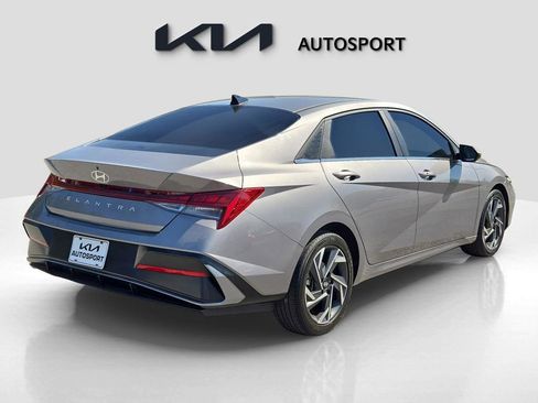 Used 2024 Hyundai Elantra SEL w/ Convenience Package image 8