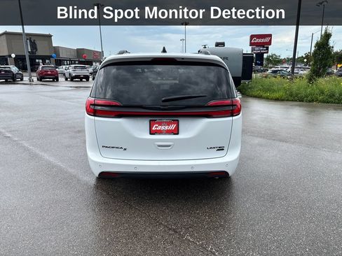 Used 2023 Chrysler Pacifica Limited w/ Uconnect Theater Family Group AWD/4WD image 5