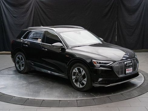 Used 2022 Audi e-tron Premium Plus w/ Premium Plus Package image 2