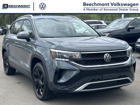 Used 2023 Volkswagen Taos SE w/ Black Wheel Package image 1