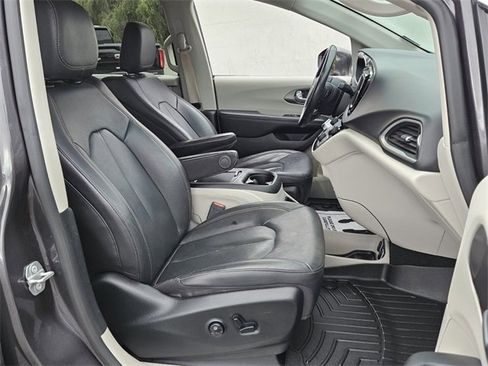 Used 2020 Chrysler Pacifica Touring-L Plus w/ Advanced Safetytec Group image 18