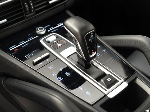 Certified 2022 Porsche Cayenne Platinum Edition image 27