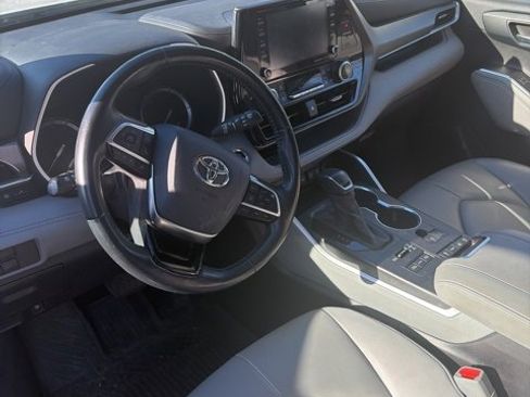 Used 2020 Toyota Highlander XLE image 2