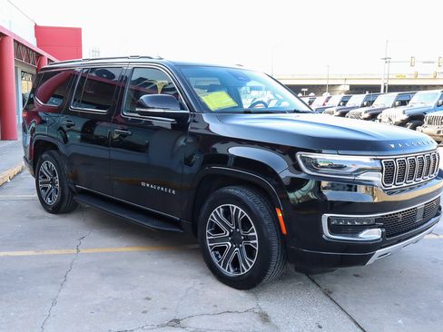 Used 2024 Jeep Wagoneer Series II w/ Flexible Seating Group image 4