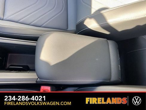 New 2025 Volkswagen Tiguan SE image 40