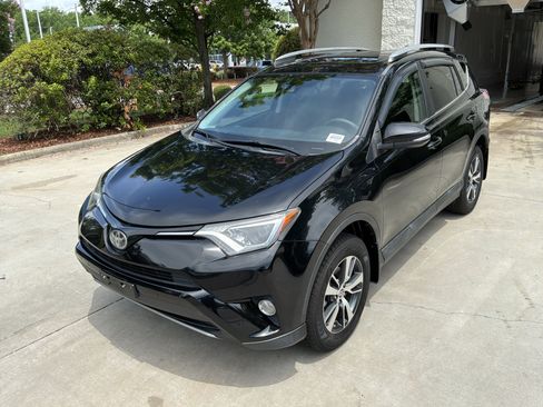 Used 2017 Toyota RAV4 XLE AWD/4WD image 5