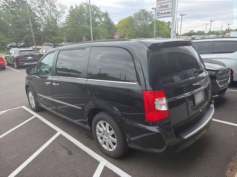 Used 2015 Chrysler Town & Country Touring w/ Driver Convenience Group FWD image 6