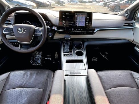 Used 2022 Toyota Sienna Platinum image 16