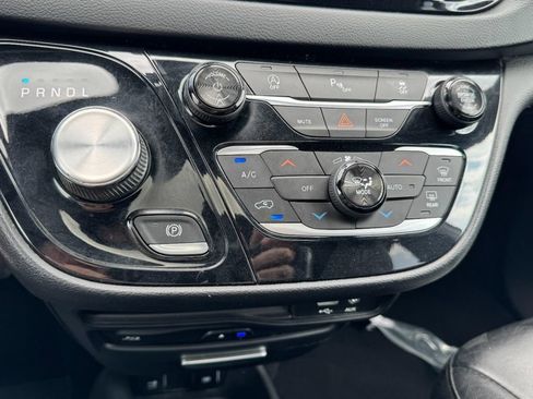 Used 2018 Chrysler Pacifica Touring-L Plus FWD image 20