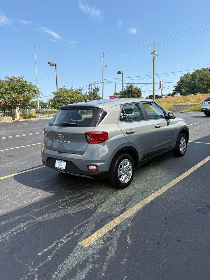 Used 2023 Hyundai Venue SE w/ Cargo Package FWD image 5