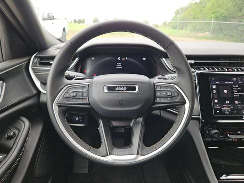 Used 2024 Jeep Grand Cherokee Laredo RWD image 20