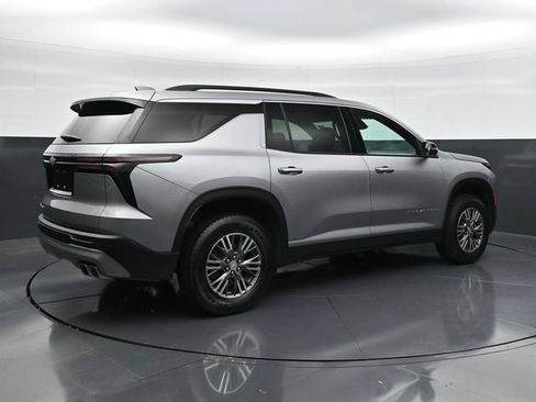 Used 2025 Chevrolet Traverse LT AWD/4WD image 2