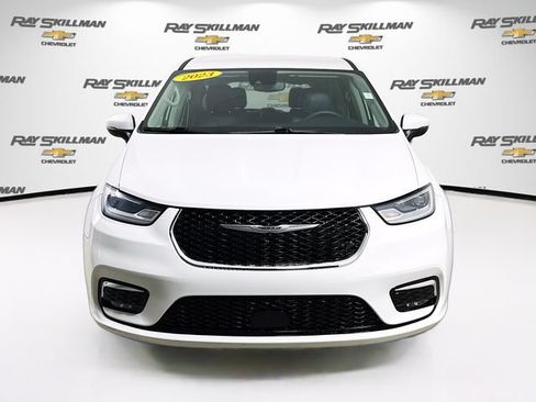 Used 2023 Chrysler Pacifica Touring-L FWD image 2