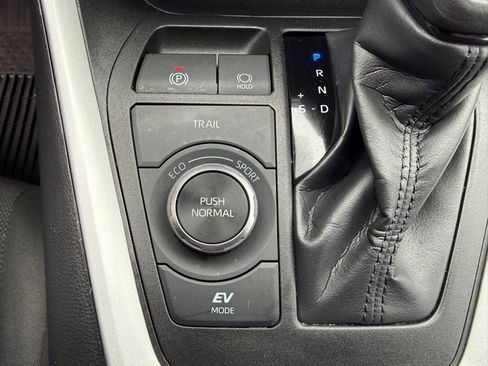 Certified 2022 Toyota RAV4 XLE image 24