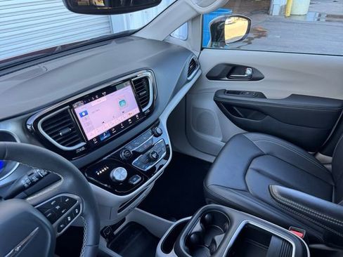 Used 2024 Chrysler Pacifica Touring-L image 12
