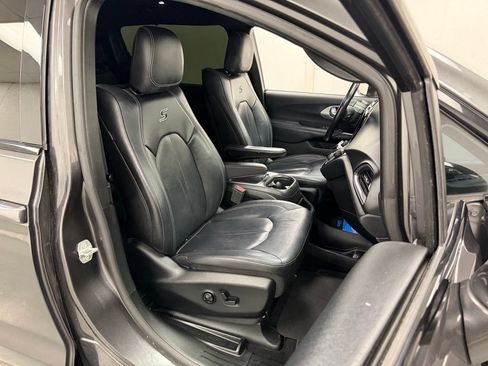 Used 2019 Chrysler Pacifica Touring-L Plus w/ S Appearance Package FWD image 12