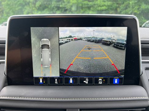 Used 2024 GMC Yukon SLT w/ SLT Luxury Package image 24