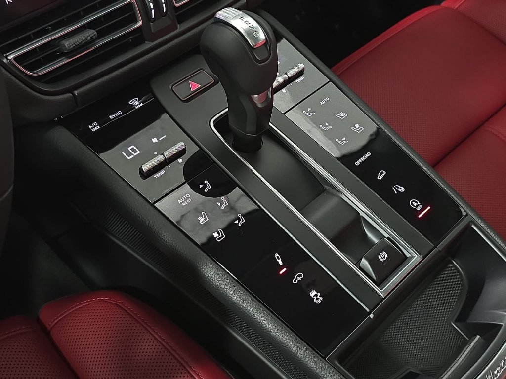 Certified 2025 Porsche Macan S AWD/4WD image 20