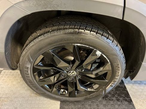 Certified 2023 Volkswagen Taos SE w/ Panoramic Sunroof Package FWD image 14