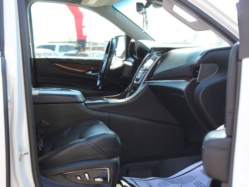 Used 2018 Cadillac Escalade ESV Luxury image 8