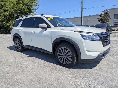 Used 2023 Nissan Pathfinder SL w/ SL Premium Package FWD image 2