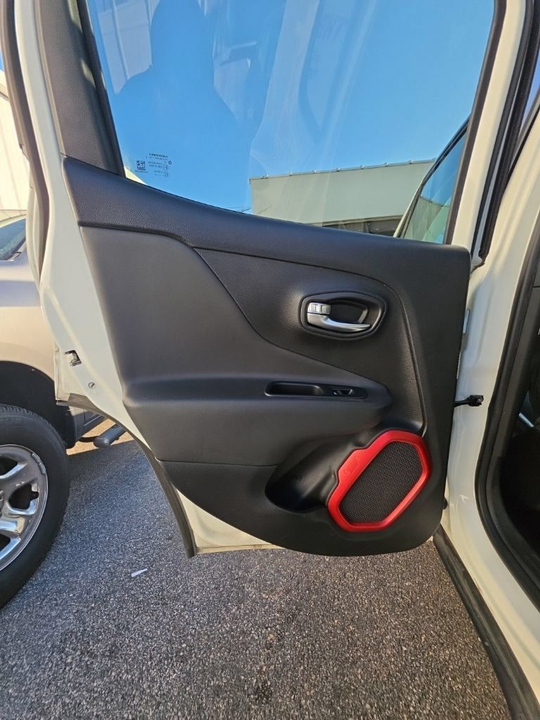 Used 2018 Jeep Renegade Trailhawk AWD/4WD image 16