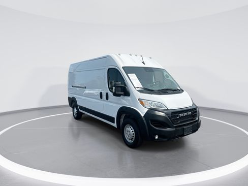 Used 2024 RAM ProMaster 2500 w/ Convenience Group FWD image 2