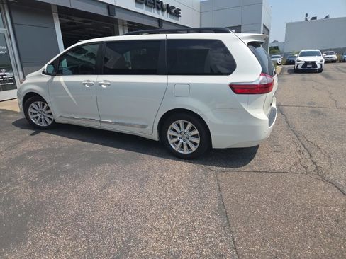 Used 2017 Toyota Sienna Limited Premium FWD image 9