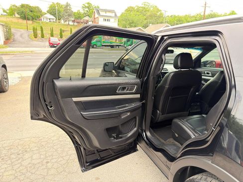 Used 2017 Ford Explorer XLT w/ Equipment Group 202A AWD/4WD image 13