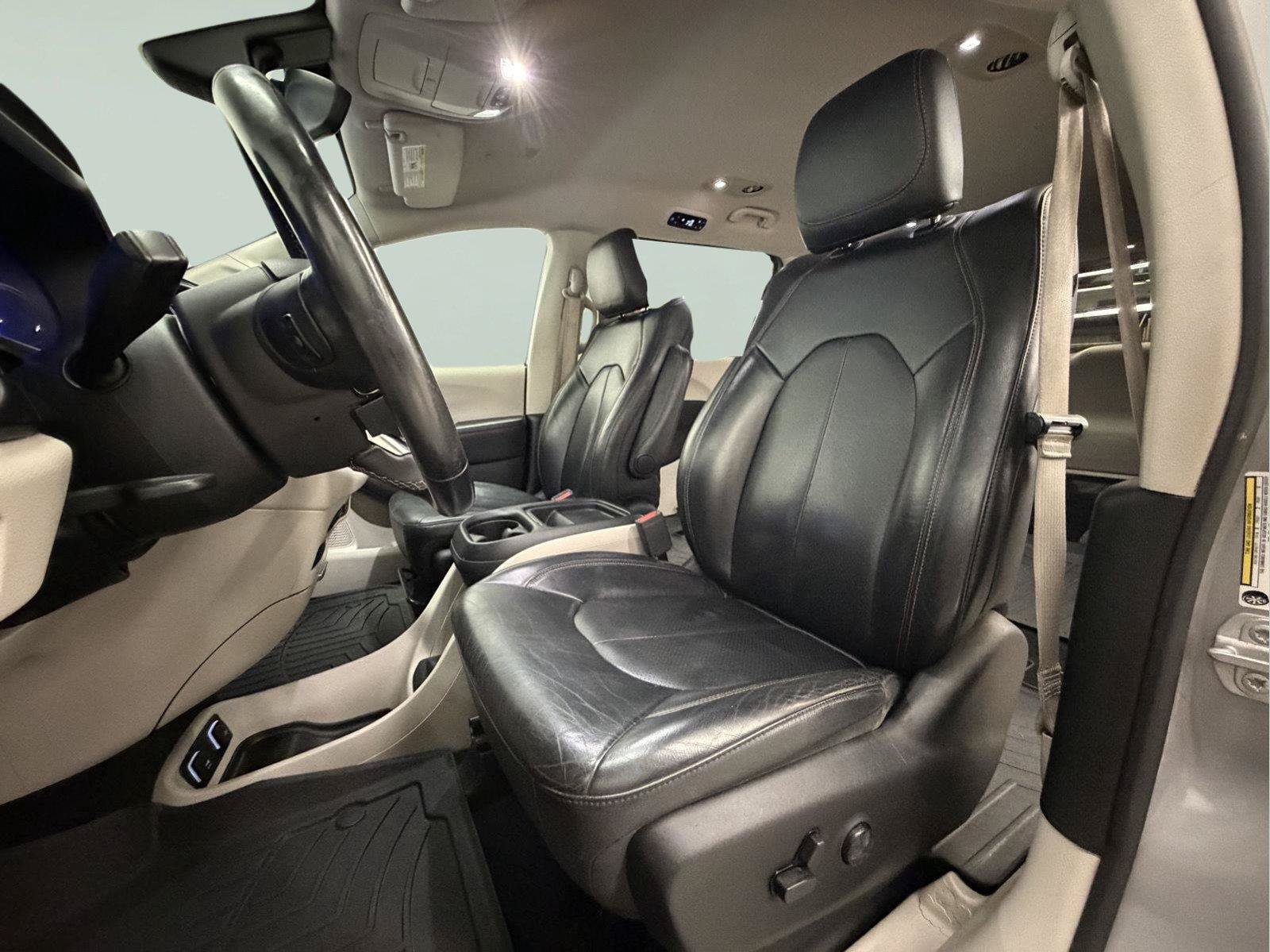 Used 2018 Chrysler Pacifica Touring-L FWD image 24