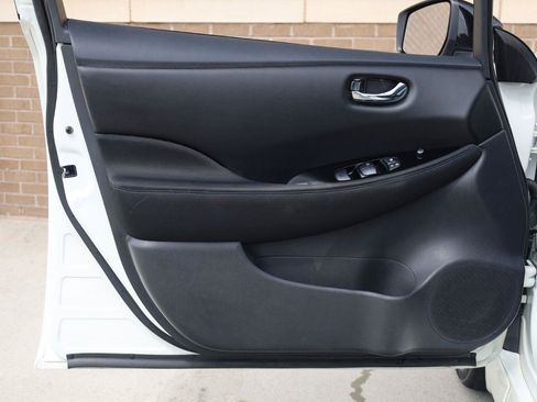 Used 2018 Nissan Leaf SV w/ SV Technology Package FWD image 12
