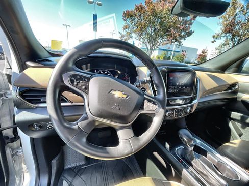 Used 2023 Chevrolet Traverse Premier image 10