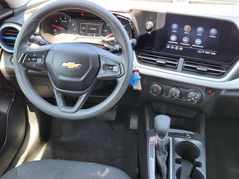 Used 2024 Chevrolet Trax LS w/ LS Convenience Package FWD image 9