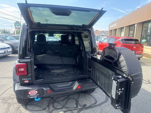 Used 2024 Jeep Wrangler Unlimited Sahara w/ Technology Group AWD/4WD image 13