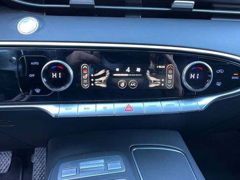 Used 2023 Genesis GV70 2.5T w/ Select Package image 17