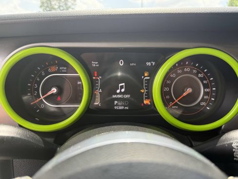 Used 2019 Jeep Wrangler Unlimited Sahara AWD/4WD image 17