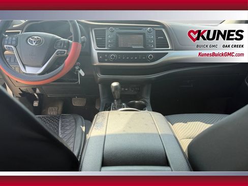 Used 2019 Toyota Highlander LE FWD image 23