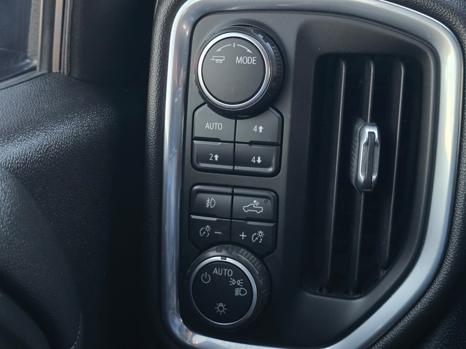 Used 2021 Chevrolet Silverado 1500 LT Trail Boss w/ LPO, Dark Essentials Package AWD/4WD image 24