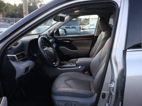 Used 2020 Toyota Highlander Limited FWD image 14