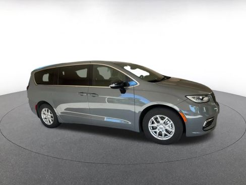 Used 2025 Chrysler Pacifica Select image 2