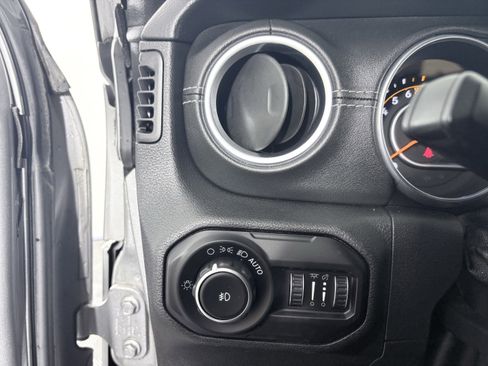 Used 2018 Jeep Wrangler Unlimited Sahara image 13