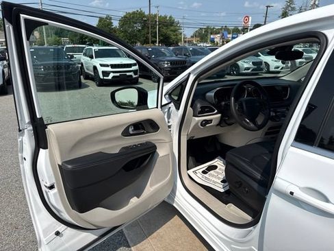 Certified 2024 Chrysler Pacifica Touring-L FWD image 22
